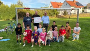 Fußball-Förderverein Wellerode unterstützt Gemeindebus mit 250 Euro